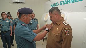 Komandan Kodaeral VI Sematkan Brevet Kehormatan Kesehatan Penyelaman dan Hiperbarik dari TNI AL Ke Walikota Makassar