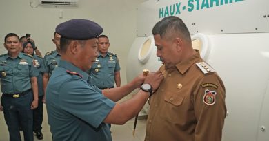 Komandan Kodaeral VI Sematkan Brevet Kehormatan Kesehatan Penyelaman dan Hiperbarik dari TNI AL Ke Walikota Makassar