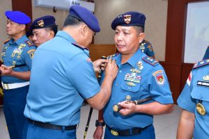 Kobarkan Sinergi Udara dan Laut, Komandan Kodaeral VI Terima Brevet Kehormatan Penerbangan TNI AL